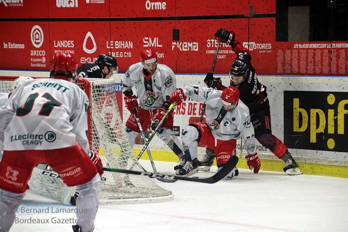 Les Boxers s'étalent sur leur glace