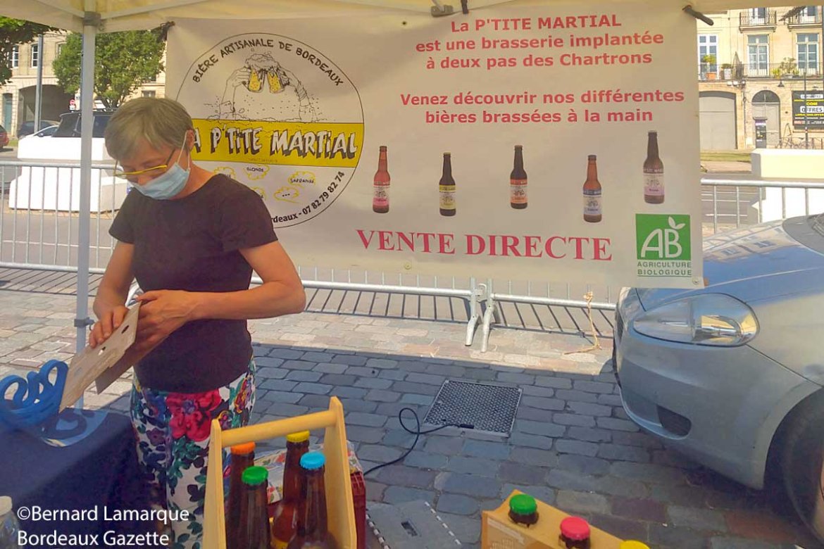La P'tite Martial avance masquée au marché des quais Bordeaux Chartrons