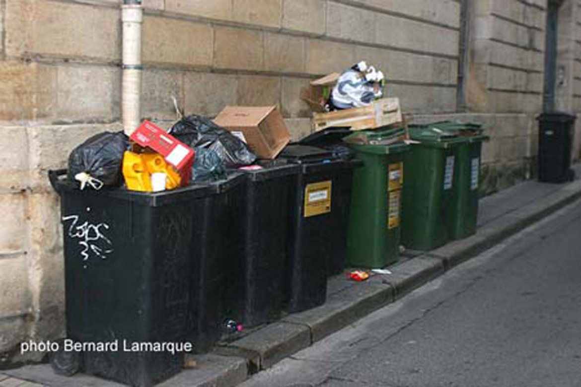 Face à la grève des éboueurs mise en place de points d'apport volontaires pour la collecte