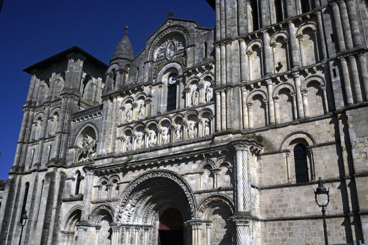 Église Sainte-Croix à Bordeaux : de l'abbaye bénédictine aux fouilles de la place Renaudel
